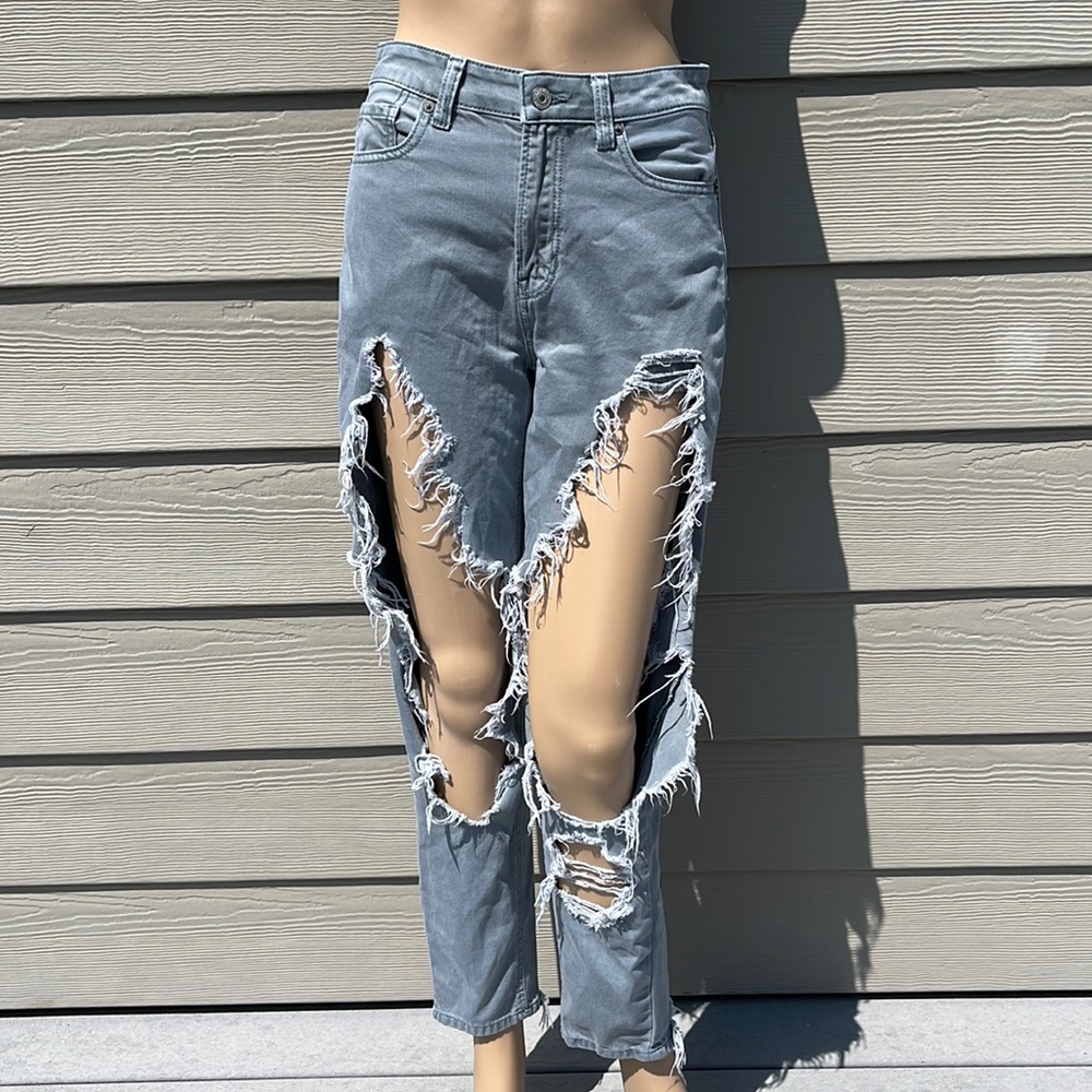 AMERICAN EAGLE | Extra Distressed Mom Jeans